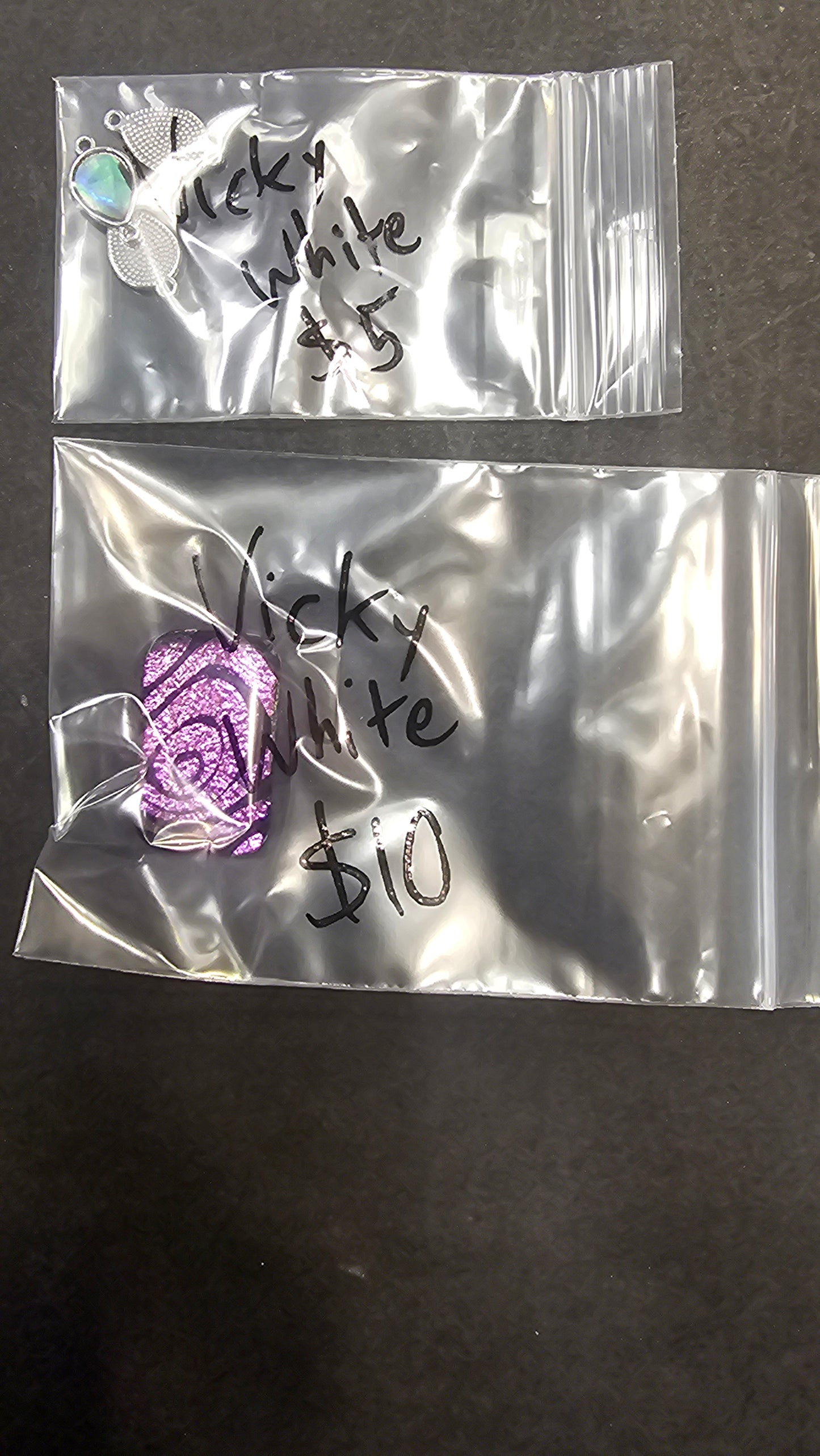 Vicky White 4/10 $15